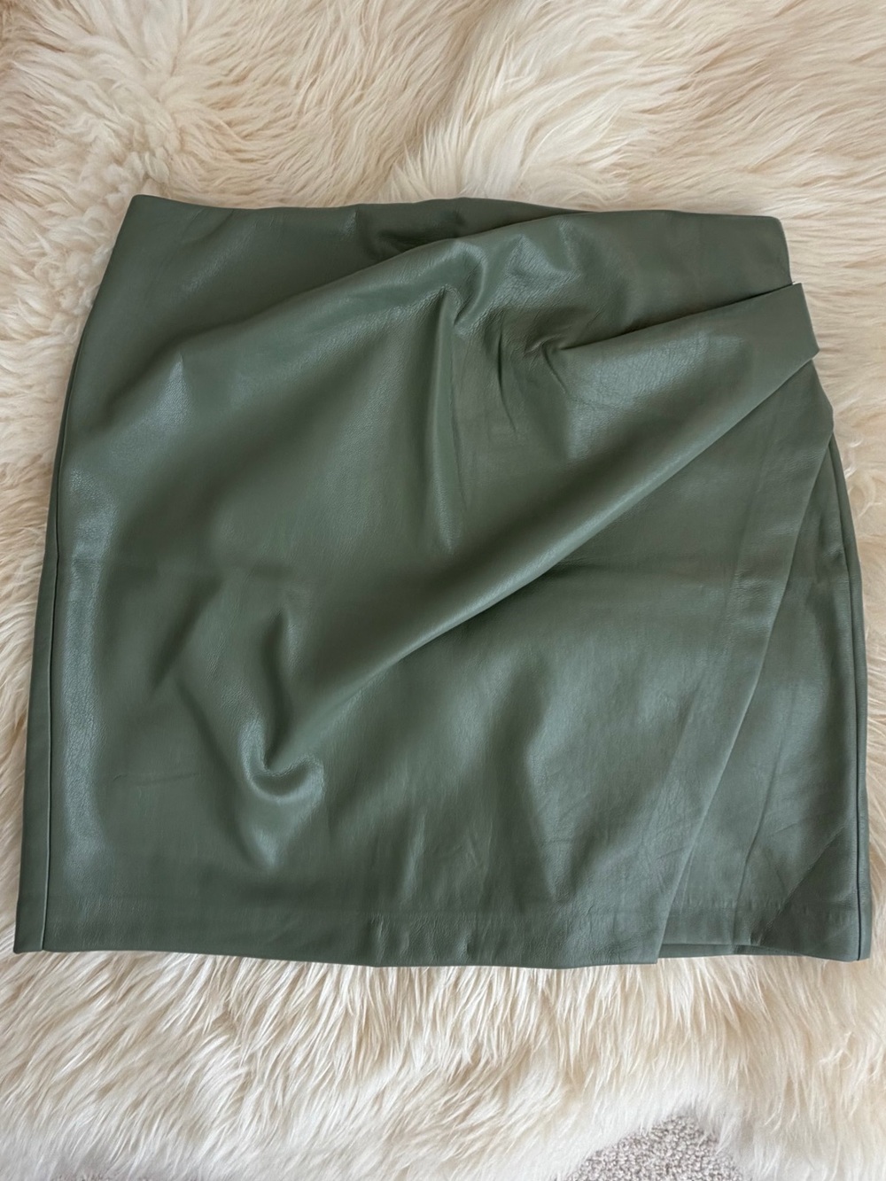 Wilfred Wilfred Angie vegan leather skirt. Olive Green Faux